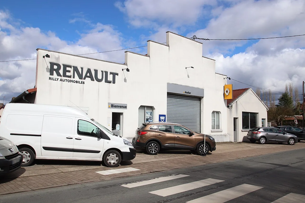Garage Renault à Selles-Saint-Denis, 2018 — photographie réelle
