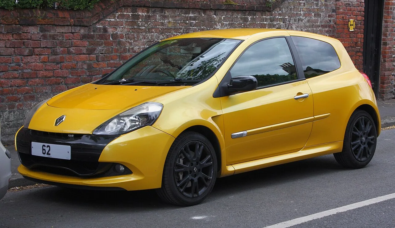 Renault Clio jaune photographiée de trois quarts avant gauche